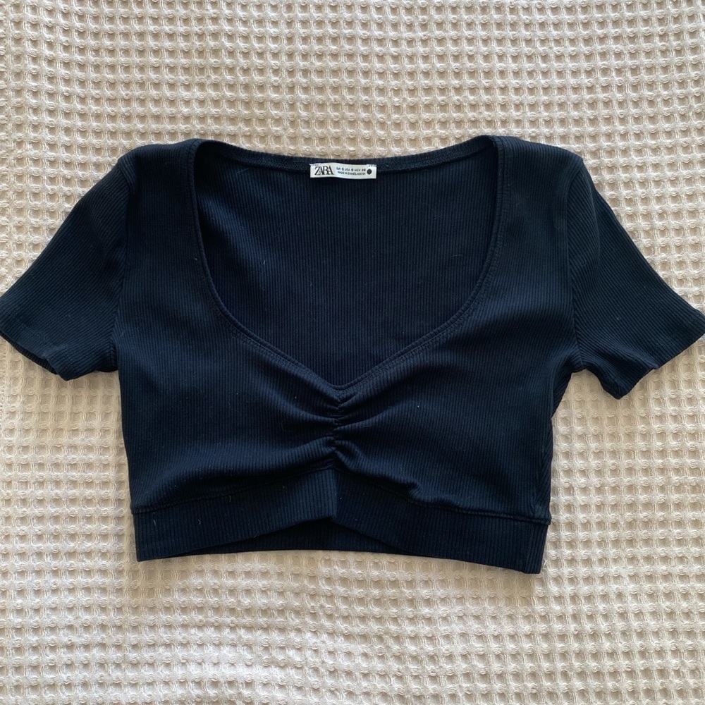 Cropped black Zara tee